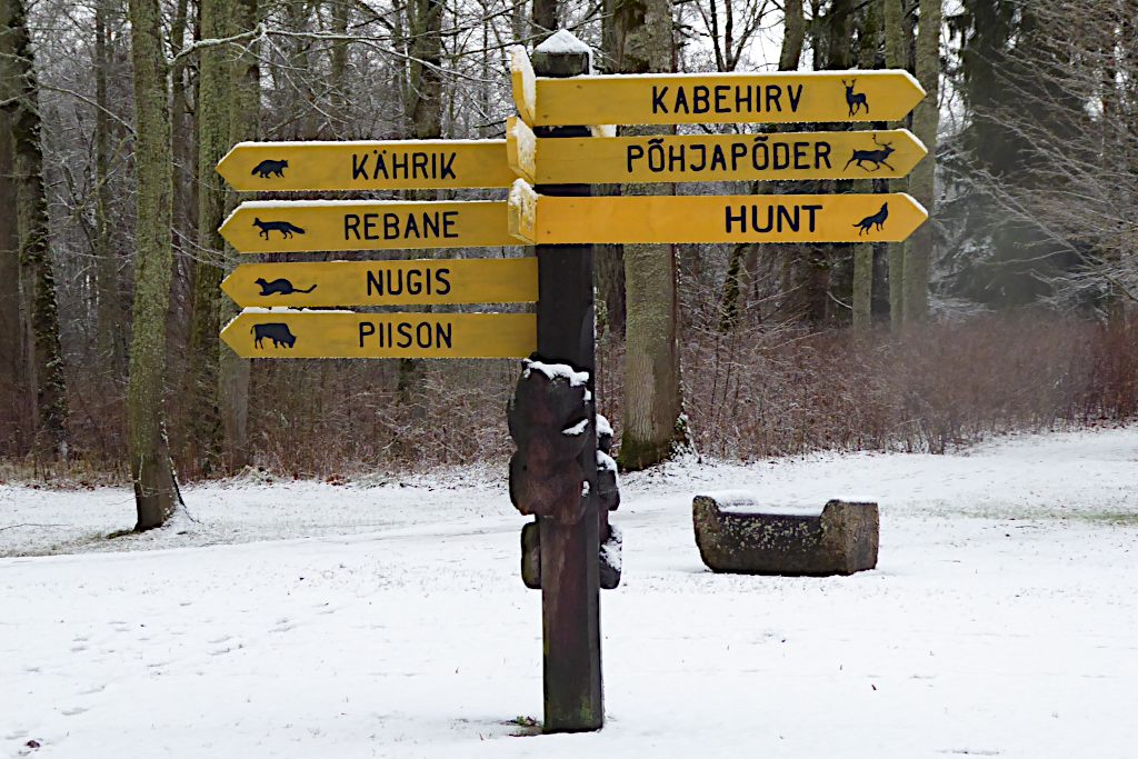 Wegweiser-Schild im Tierpark