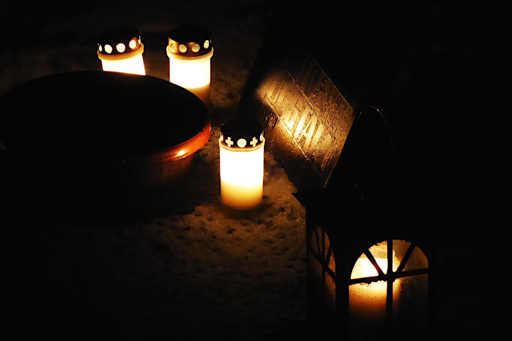 Grablichter auf dem Friedhof