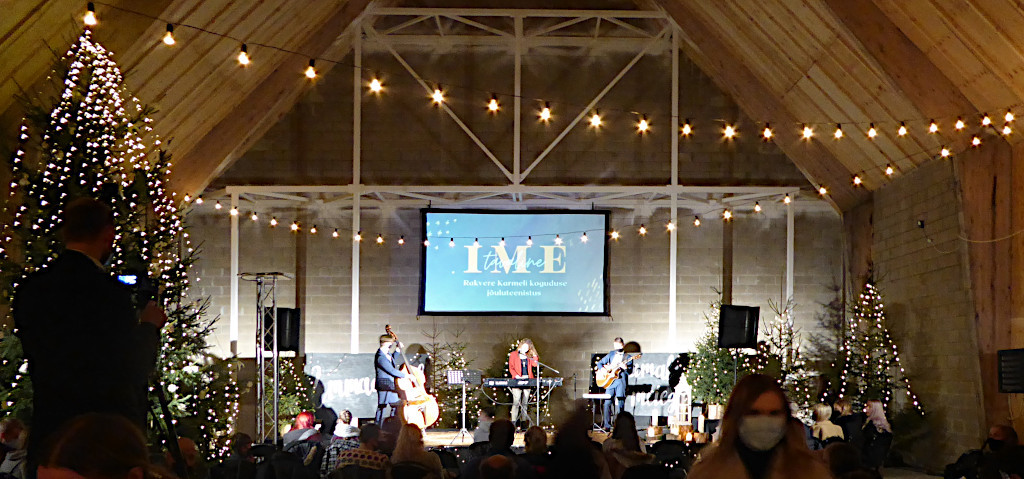 Weihnachtsgottesdienst in der feierlich geschmückten Kirche