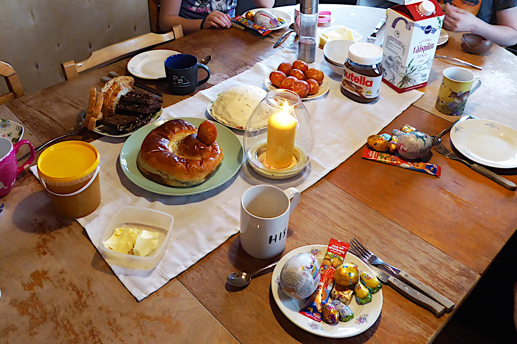 gedeckter Frühstückstisch an Ostern